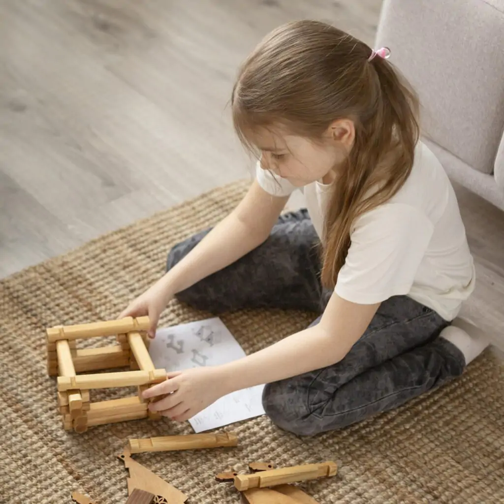 Criança brincando durante atividade